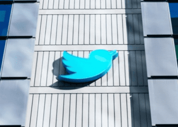 Twitter-Logo-on-Building