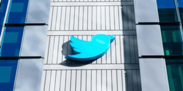 Twitter-Logo-on-Building