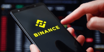 Binance-Logo-on-Phone