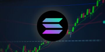 Solana's $145 Battle: Bull Flag Offers Hope for $900 Dream.